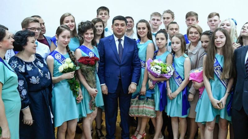 Гройсман відвідав останній дзвоник на Київщині Гройсман відвідав останній дзвоник на Київщині