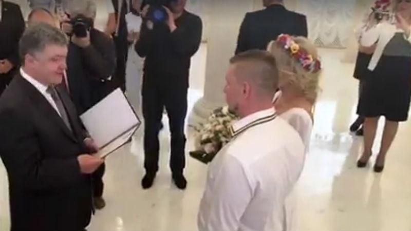 Порошенко пришел на свадьбу к бойцу АТО: принес очень весомый подарок: видео