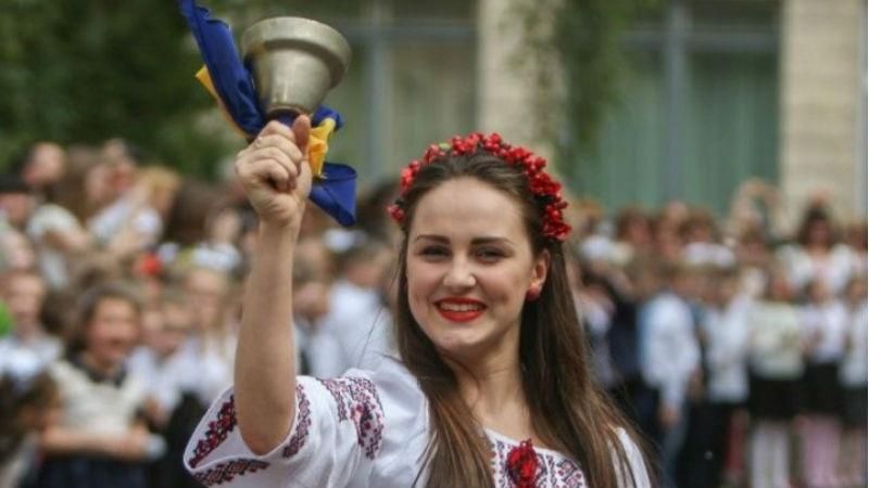 В усіх школах Україні відзначили останній дзвоник