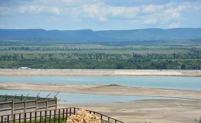 В Крыму может прорвать дамбу из-за наполненного до краев водохранилища В Крыму может прорвать дамбу из-за наполненного до краев водохранилища
