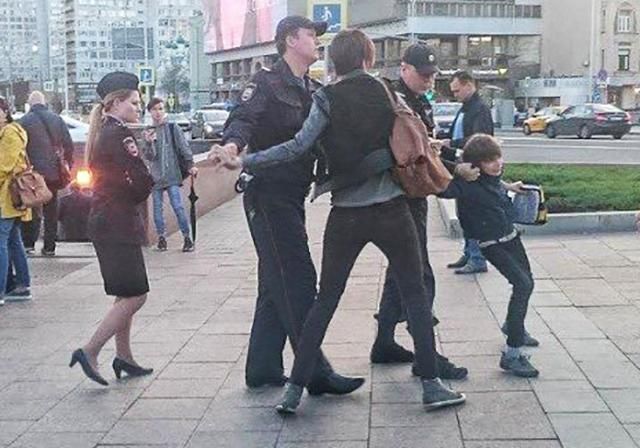 Жорстоке затримання хлопчика в Москві: у поліції вибачилися перед батьком дитини