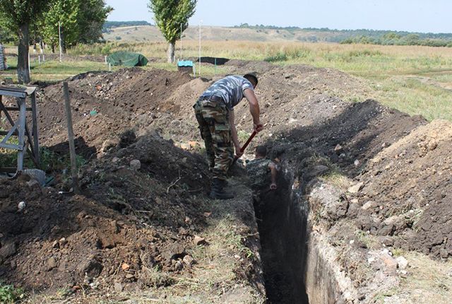 Командири бойовиків "ЛДНР" змушують їх цілодобово рити окопи, – розвідка Командири бойовиків "ЛДНР" змушують їх цілодобово рити окопи, – розвідка