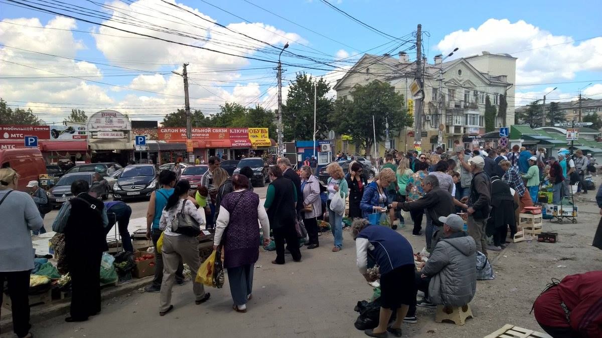Как выглядит стихийная торговля в Симферополе после сноса официального рынка оккупантами: фото