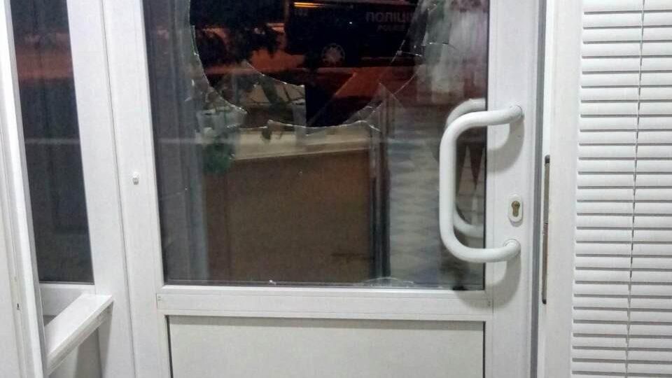 Неизвестные атаковали офис украинского телеканала на Донбассе Неизвестные атаковали офис украинского телеканала на Донбассе