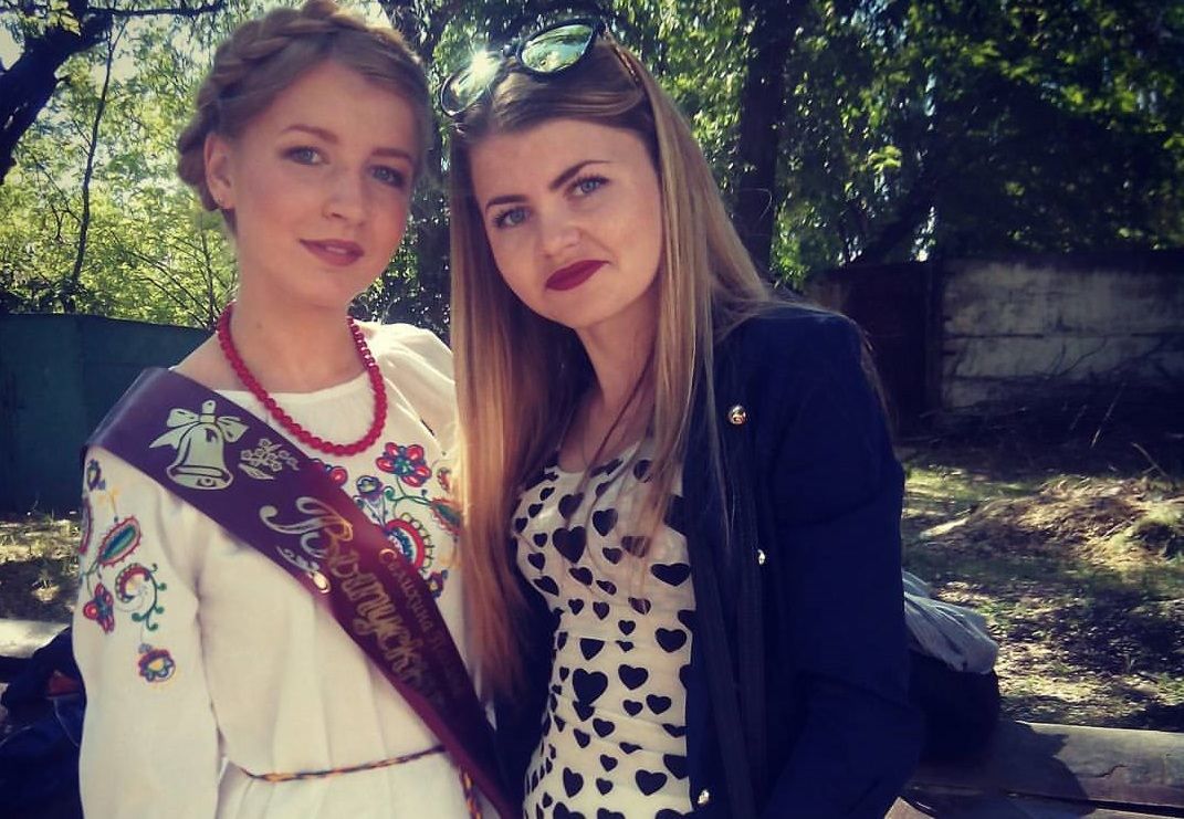 Випускниця у Криму прийшла на останній дзвоник у вишиванці: фото Випускниця у Криму прийшла на останній дзвоник у вишиванці: фото