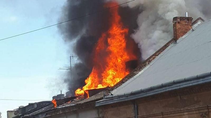 У Львові спалахнула масштабна пожежа в житловому будинку: перші фото та відео 
