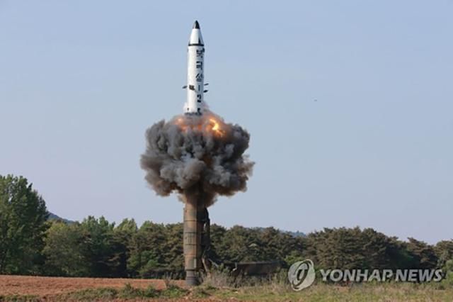КНДР снова запустила неизвестную ракету