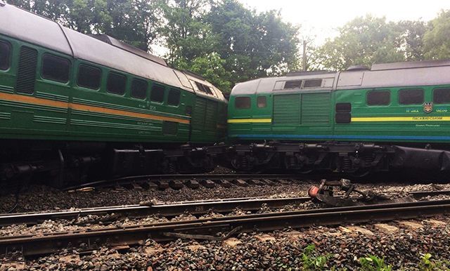 Зіткнення поїздів на Хмельниччині: в лікарнях побільшало постраждалих Зіткнення поїздів на Хмельниччині: в лікарнях побільшало постраждалих