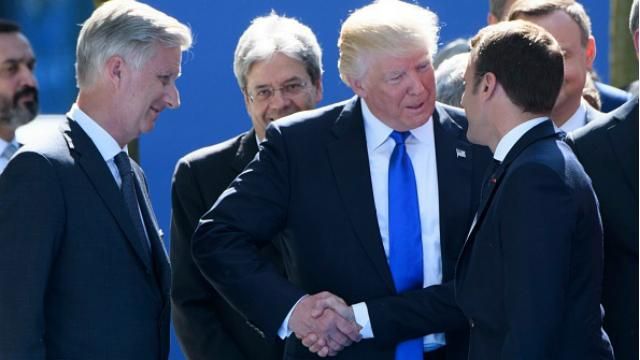 Макрон "попустил" Трампа на саммите НАТО: появилось курьезное видео