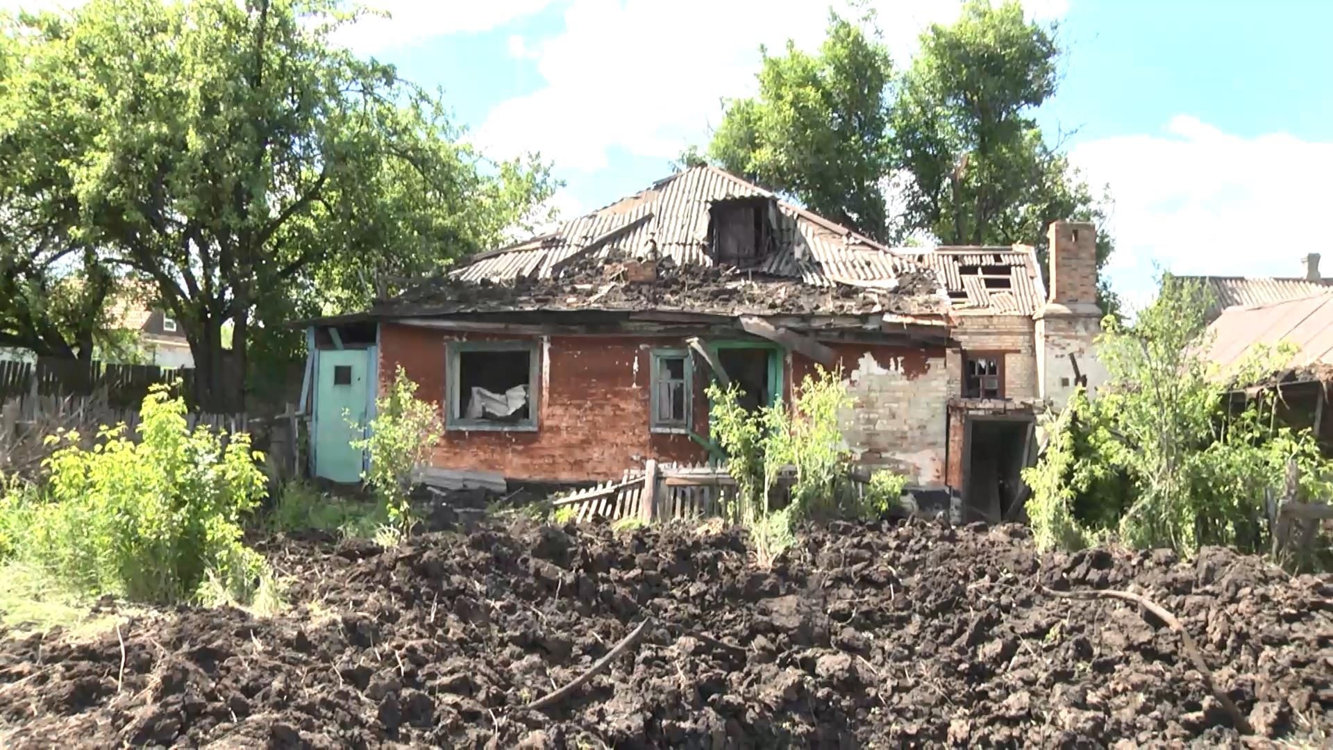 Як мешканці Красногорівки оговтуються після обстрілу бойовиками житлових кварталів