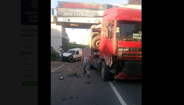 Легковой автомобиль протаранил грузовик на Львовщине: полиция спасла спасла водителя без сознания