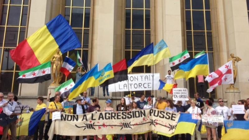 В Париже с сине-желтыми флагами протестовали против визита Путина: опубликованы фото