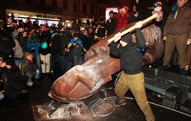 В Киеве голова свергнутого "Ленина" стала "пауком" В Киеве голова свергнутого "Ленина" стала "пауком"