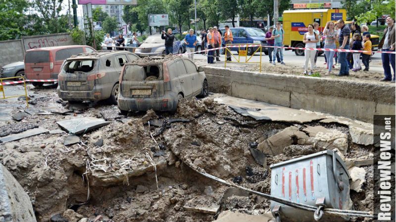 Потужний прорив труби в Києві: струмінь води сягав 7 поверху Потужний прорив труби в Києві: струмінь води сягав 7 поверху