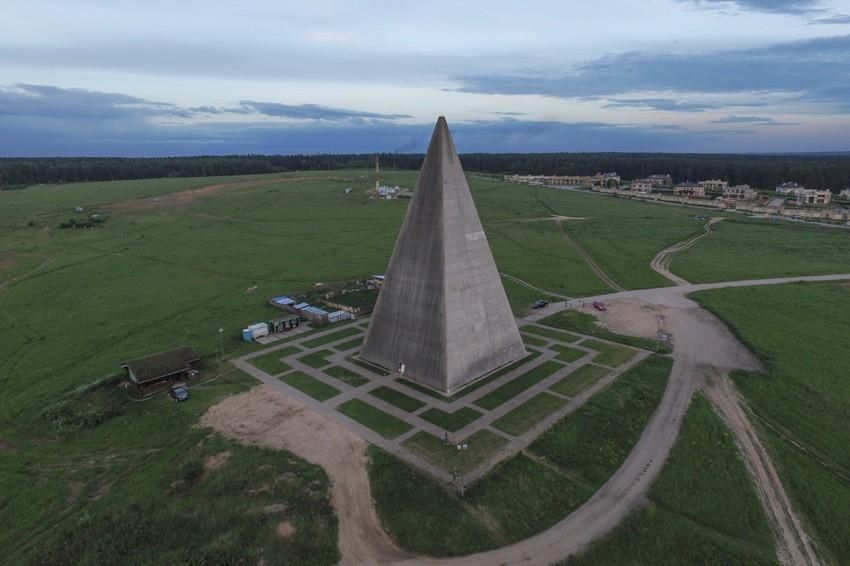 Ураган зніс 44-метрову піраміду в Підмосков'ї: відео Ураган зніс 44-метрову піраміду в Підмосков'ї: відео