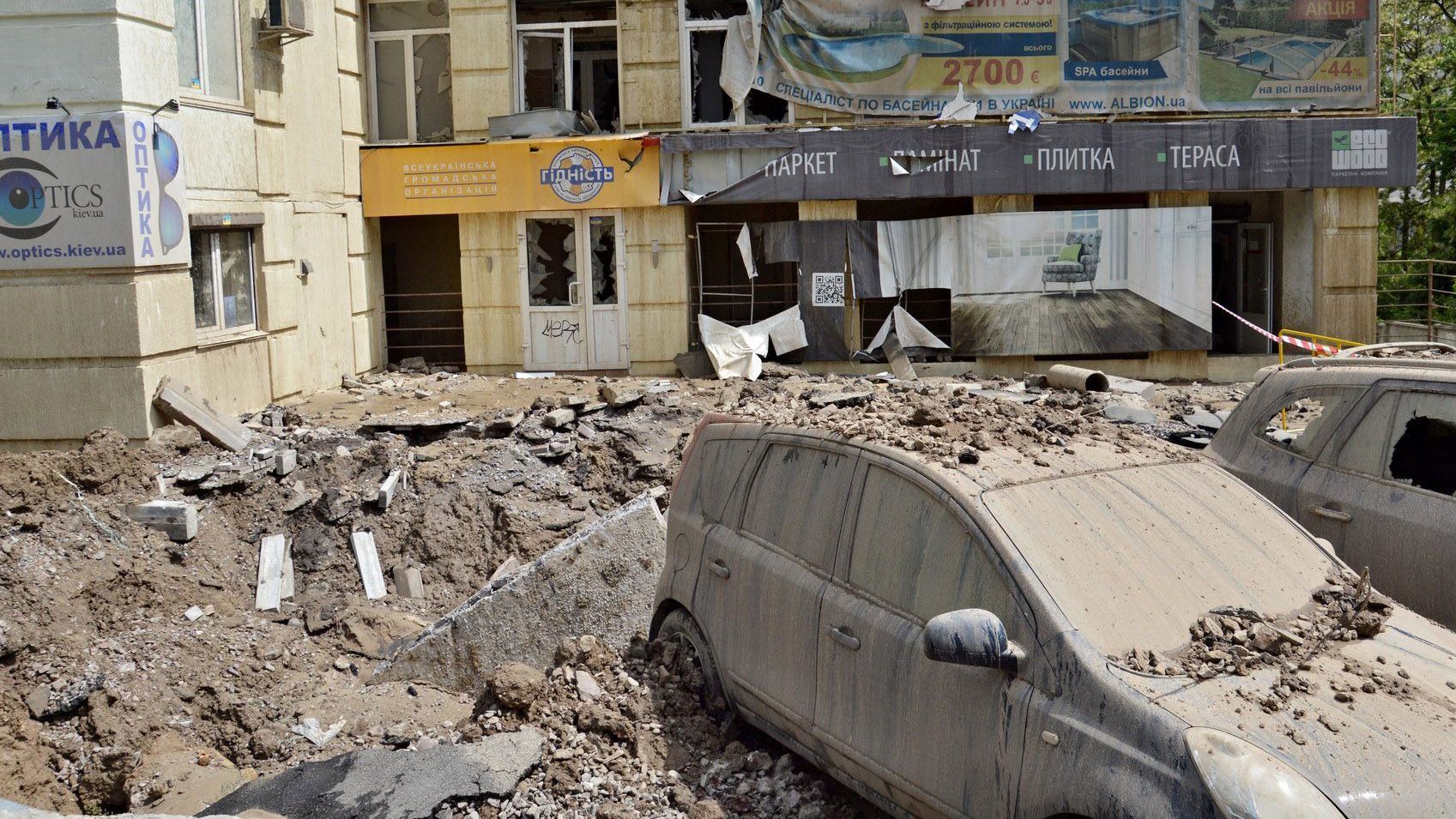 7-поверховий фонтан та побиті авто: хто компенсує наслідки тестування енергетиків у Києві
