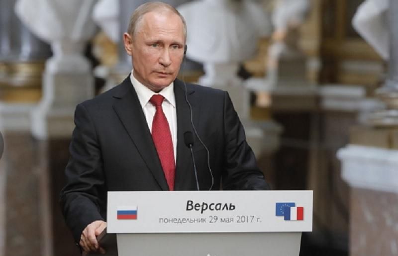 Путін серйозно оконфузився на зустрічі з Макроном Путін серйозно оконфузився на зустрічі з Макроном