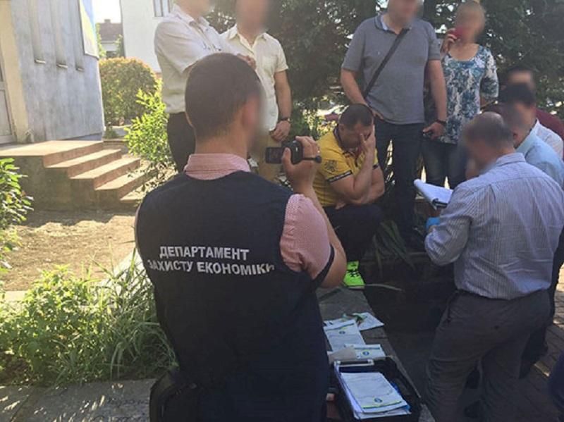 На Закарпатье поймали группу "высокопоставленных" взяточников: фото На Закарпатье поймали группу "высокопоставленных" взяточников: фото