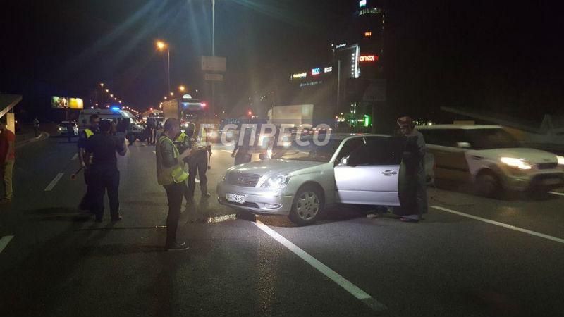 В Киеве Lexus влетел в группу людей: водитель скрылся