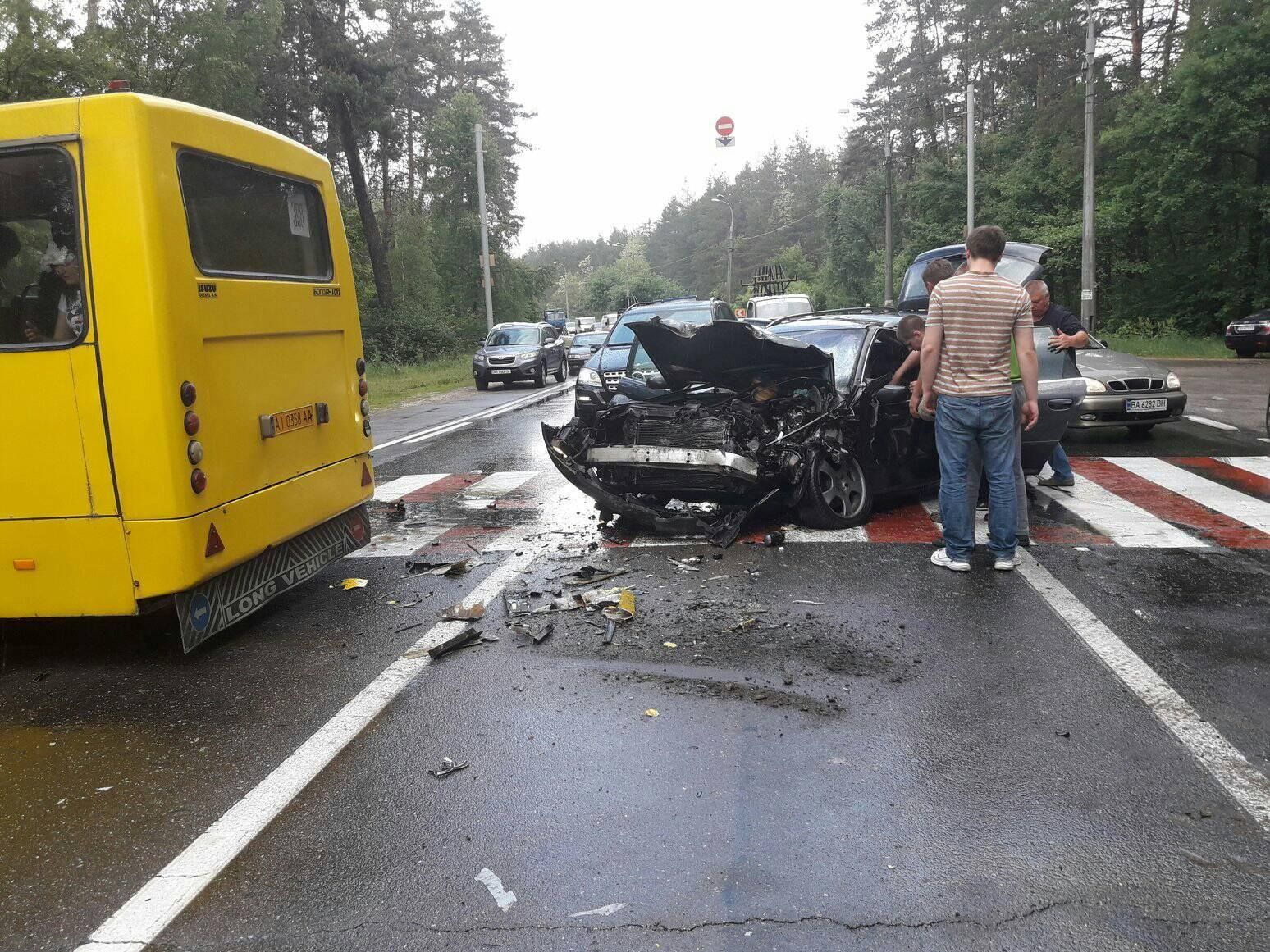 В Киеве в аварию попала маршрутка: опубликовали фото