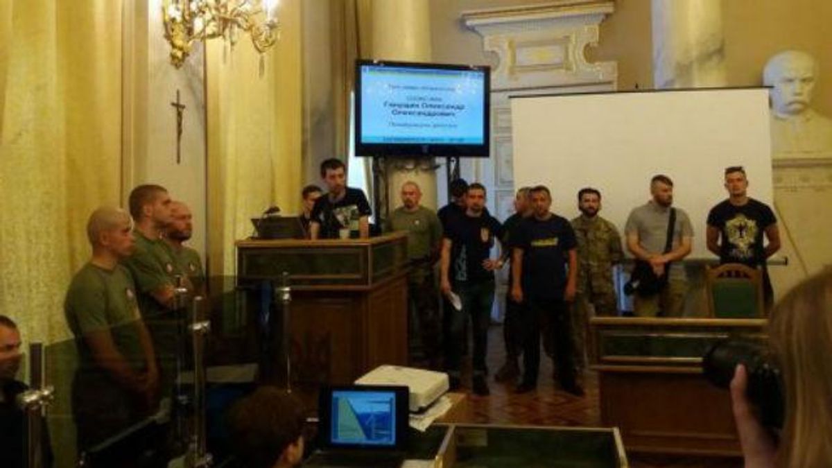 Націоналісти захопили Львівську облраду: в хід пішли димові шашки Націоналісти захопили Львівську облраду: в хід пішли димові шашки