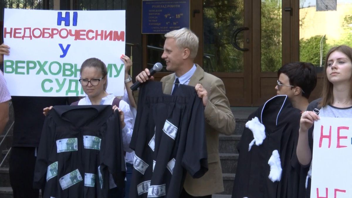 К высшей квалификационной комиссии судей активисты принесли запятнанные деньгами и кровью мантии К высшей квалификационной комиссии судей активисты принесли запятнанные деньгами и кровью мантии