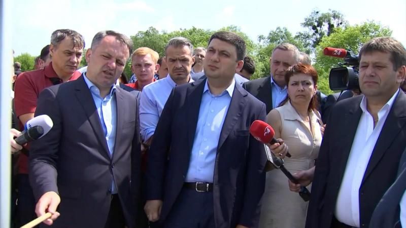 Гройсман виявив порушення на третині доріг, відремонтованих торік
Гройсман виявив порушення на третині доріг, відремонтованих торік