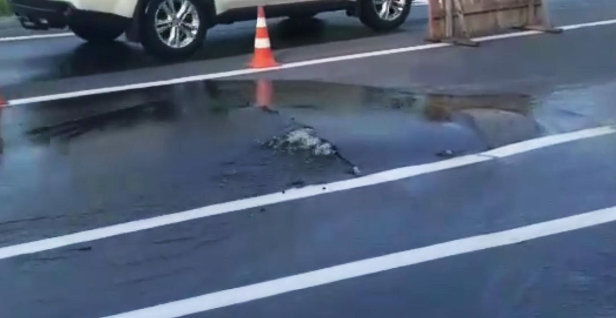 В Киеве снова прорвало трубопровод: из-под асфальта бьет струя воды