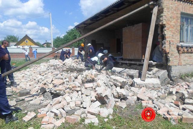 Обвал стіни на Рівненщині забрав життя батька й сина: опубліковані фото Обвал стіни на Рівненщині забрав життя батька й сина: опубліковані фото