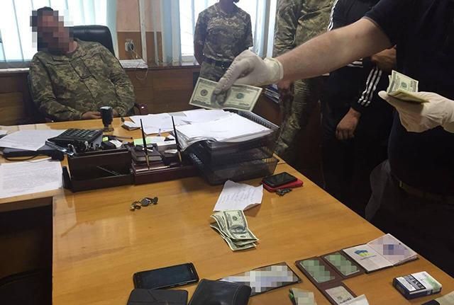 СБУ поймала на взятке военного комиссара в Харьковской области