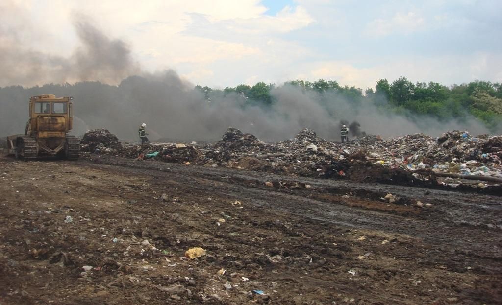 На Полтавщине вторые сутки горит мусоросвалка На Полтавщине вторые сутки горит мусоросвалка