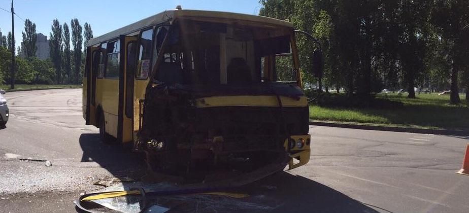 У Києві зіткнулися два автобуси: фото