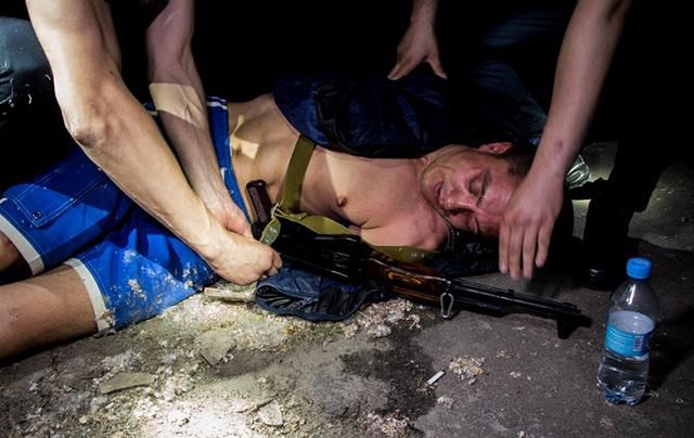 П’яний чоловік з автоматом розгулював нічними вулицями Дніпра: поліція затримала невідомого