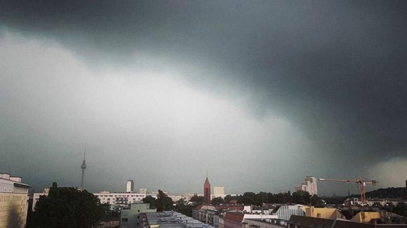 Еще одну страну "поглотила" непогода, объявили штормовое предупреждение