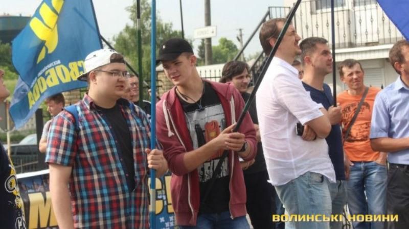 Націоналісти влаштували протести біля консульства Польщі у Луцьку Націоналісти влаштували протести біля консульства Польщі у Луцьку