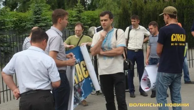 У Луцьку пікетують консульство Польщі У Луцьку пікетують консульство Польщі