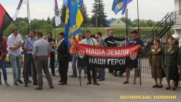 У Луцьку пікетують консульство Польщі