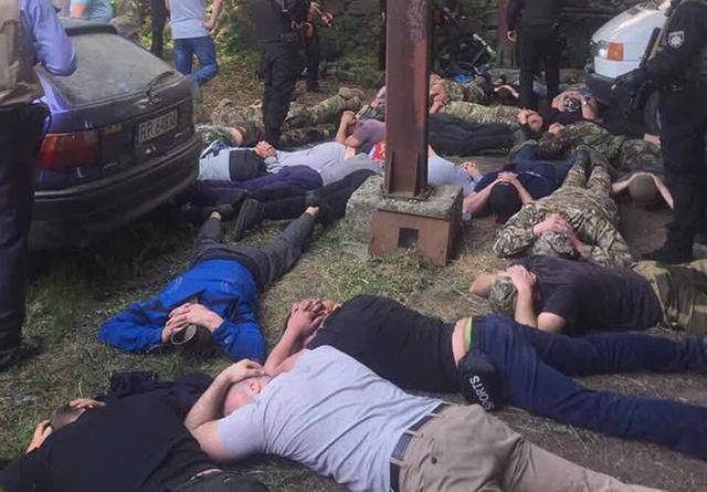 Спецоперация в Винницкой области: полиция задержала 42 вооруженных рейдеров Спецоперация в Винницкой области: полиция задержала 42 вооруженных рейдеров