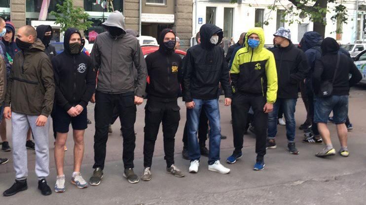 Молодые люди атаковали штаб Навального в Иркутске: сильно пострадал сын арендодателя Молодые люди атаковали штаб Навального в Иркутске: сильно пострадал сын арендодателя