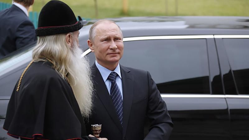 Путин шел в церковь и поговорил с голубем: смешное видео Путин шел в церковь и поговорил с голубем: смешное видео