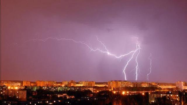 5 практических советов, как вести себя в городе во время грозы
