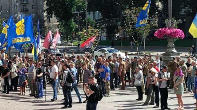 Бійці ввірвались на засідання Київради 