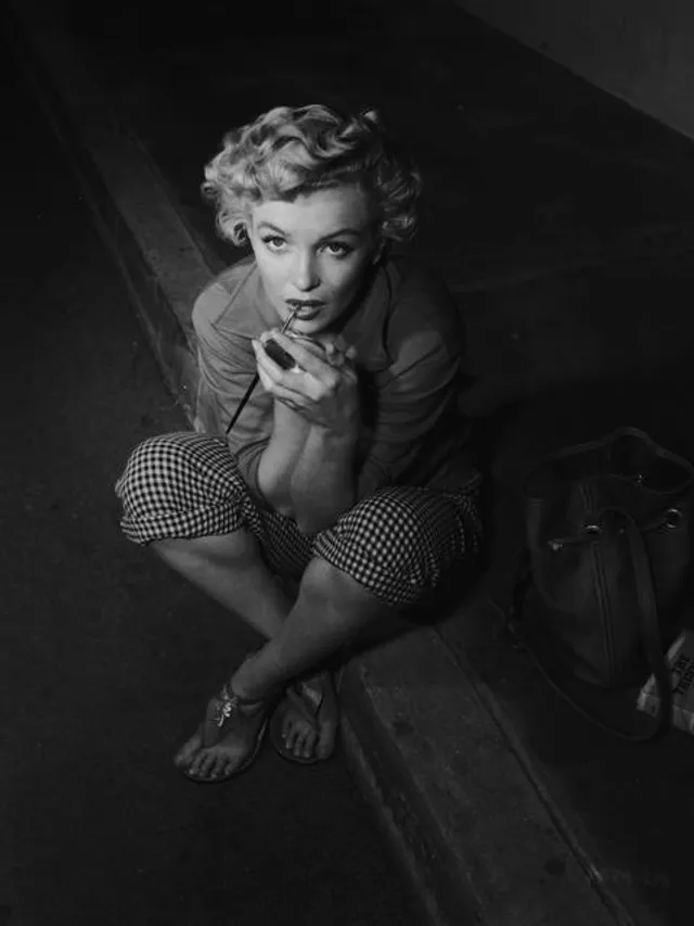 Мерилін Морно робить макіяж, 1952 Мерилін Морно робить макіяж, 1952