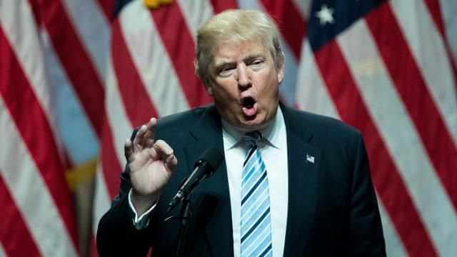 Ведущие новостей стараются прочитать известный твит Трампа: смешное видео
