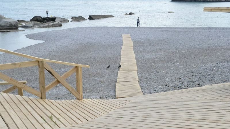 Чекають туристів. В мережі покази фото недолугого ремонту пляжу в окупованому Криму 