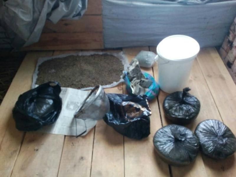 Зброя, боєприпаси й бідон конопель: поліція зібрала "врожай" в Чернігові

