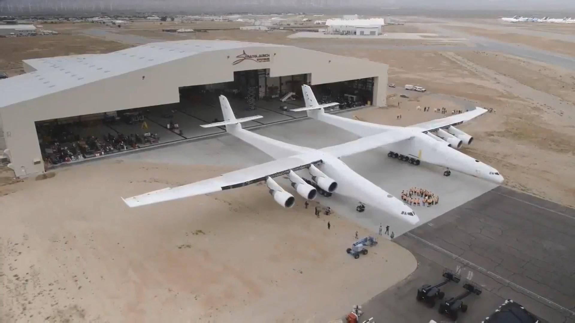 Самый большой в мире самолет для запуска космических ракет представили в США: видео