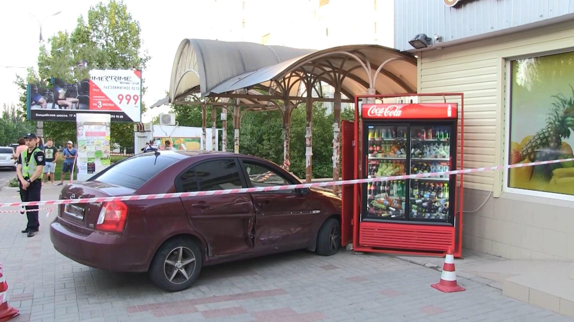 У Херсоні іномарка влетіла у зупинку з людьми, загинула жінка