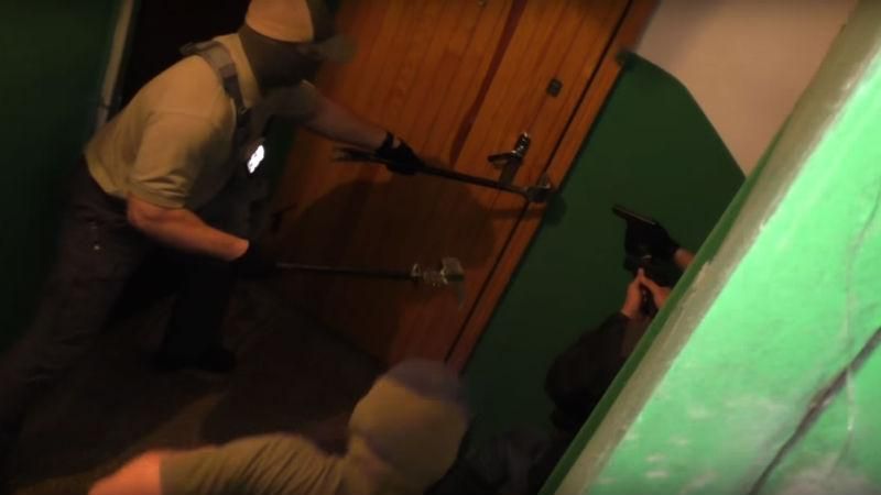 СБУ обнародовала видео спецоперации для предотвращения похищения экс-россиянина СБУ обнародовала видео спецоперации для предотвращения похищения экс-россиянина