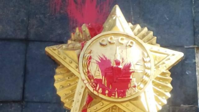 Советский военный монумент облили красной краской во Львове: появились фото Советский военный монумент облили красной краской во Львове: появились фото